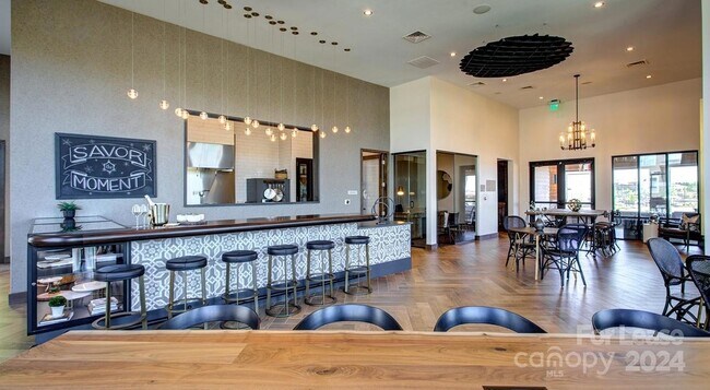 Foto del edificio - 6408 Providence Farm Ln