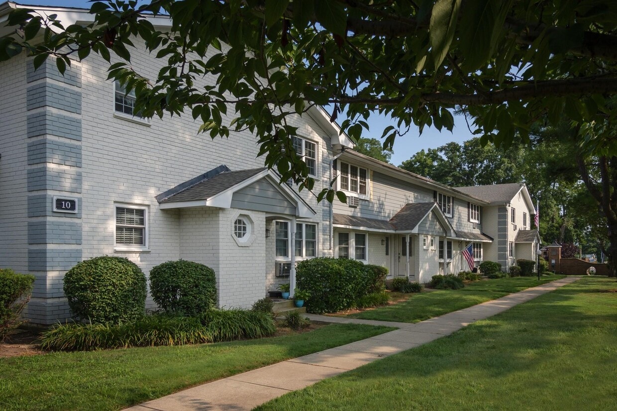 Primary Photo - 23 Weaver Dr