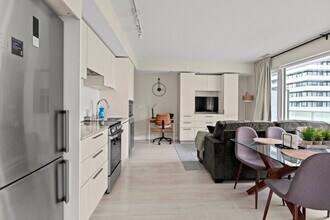 Building Photo - 501 Yonge St