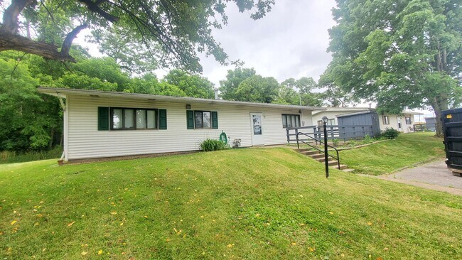 Foto del edificio - Finleyville 3 Bedroom 1.5 Bath Ranch $1,50...