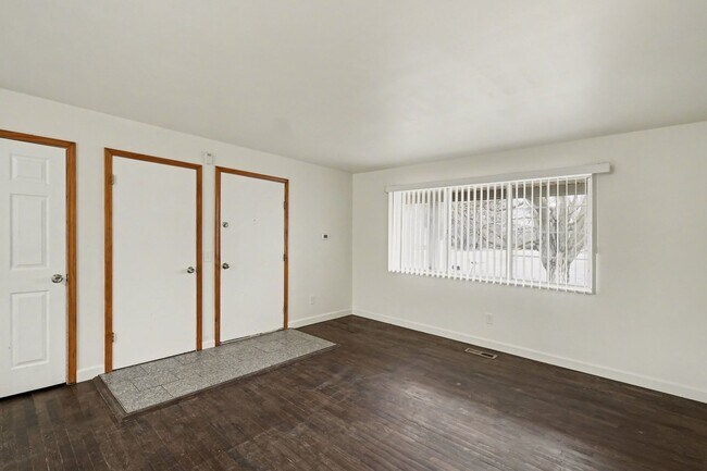 Foto del edificio - MOVE IN SPECIAL!!! - 1/2 OFF FIRST MONTH'S RENT