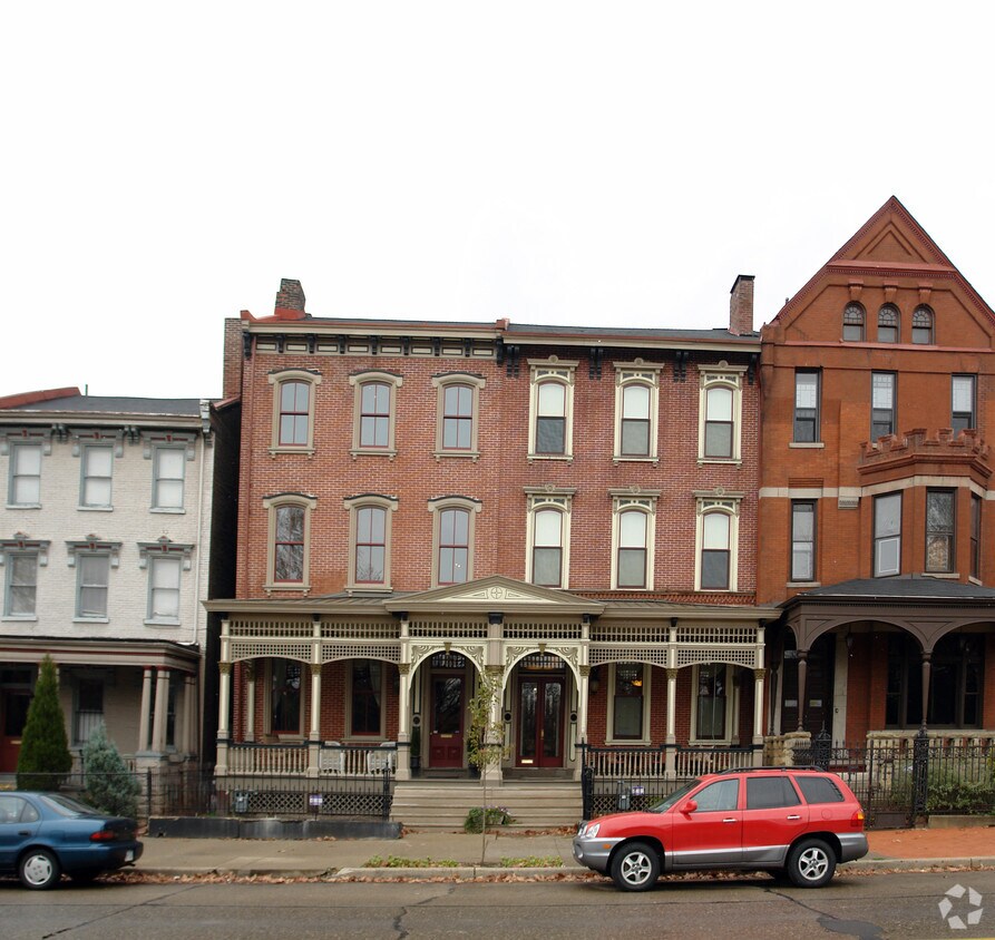 Primary Photo - 402-404 W North Ave