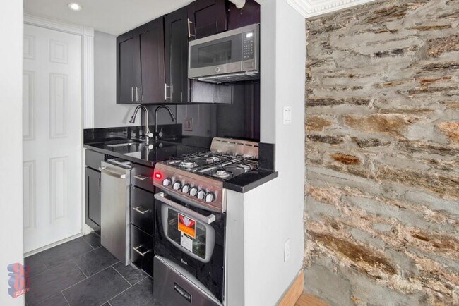 Building Photo - 345 W 53rd St