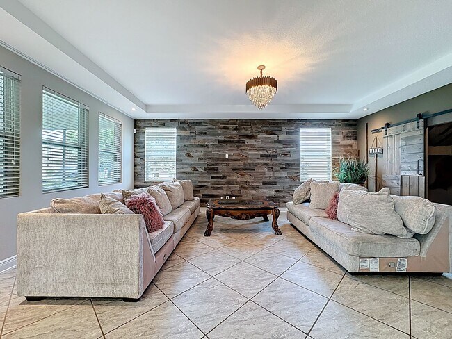 Foto del edificio - FURNISHED 4 Bedroom House + Office + Home ...