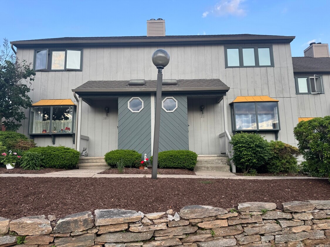 Primary Photo - 211 Skyview Dr