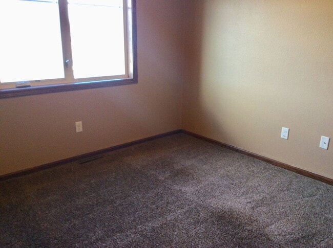 Building Photo - Nice 3 bed, 2.5 bath townhome