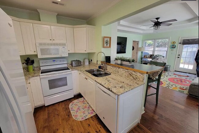 Building Photo - 1014 Beverly Dr