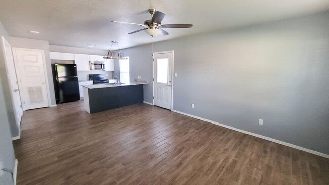 Building Photo - $950 DECEMBER MOVE IN SPECIAL! 2 BED 2 BAT...