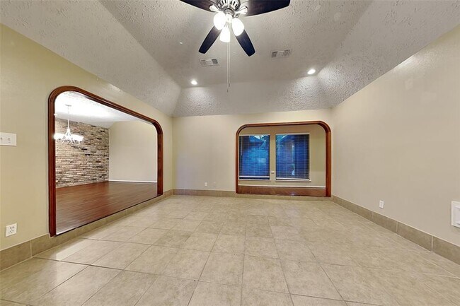 Building Photo - 14207 Vanessa Cir