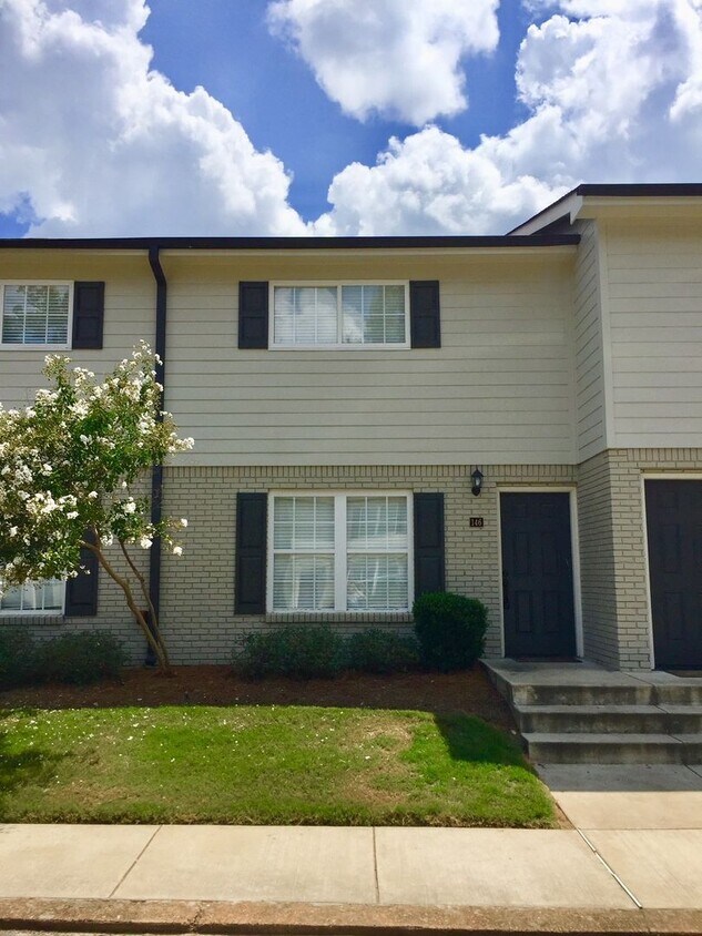 Foto principal - 2 Bedroom 2 Bath Townhome