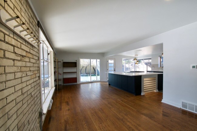 Sala de estar abierta/concepto de cocina - 1317 S Chase St