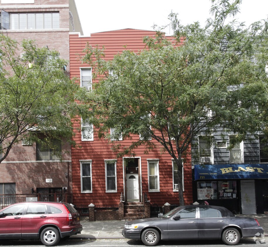 Building Photo - 717 Metropolitan Ave