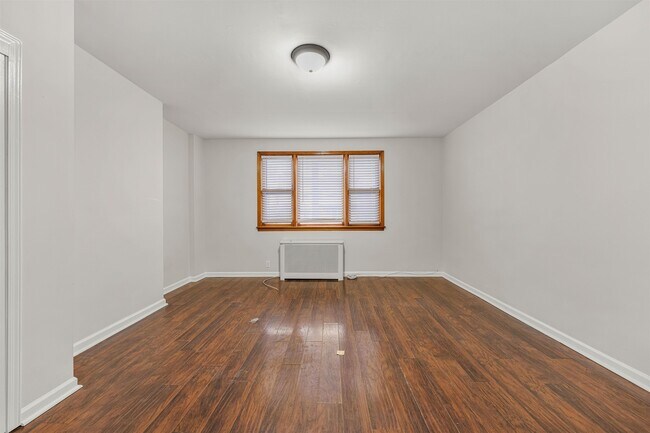 Foto del edificio - 37 Pearsall Ave