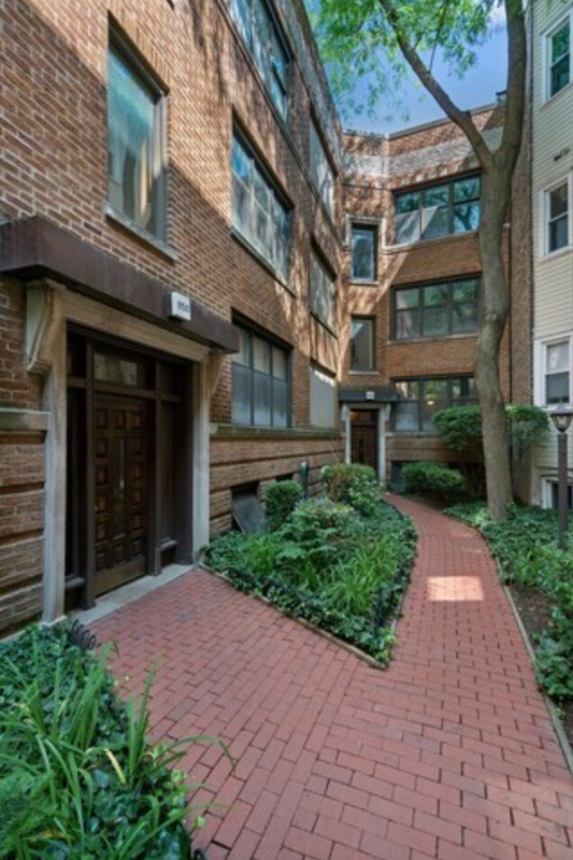 Building Photo - 850 W Barry Ave