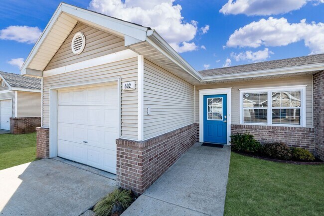 Foto del edificio - Remodeled 2 Bedroom Smart Home Duplex - Ro...
