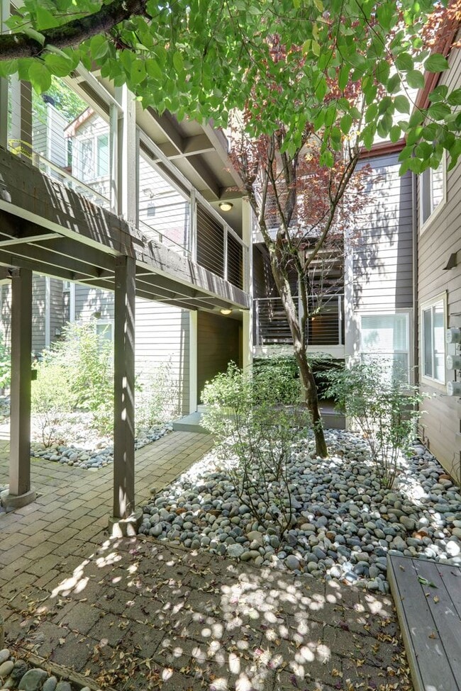 Building Photo - Spacious 2bd, 2ba Upper Unit Available in ...