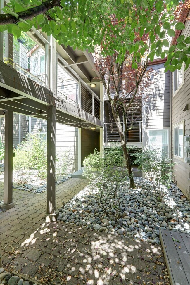 Foto del edificio - Spacious 2bd, 2ba Upper Unit Available in ...