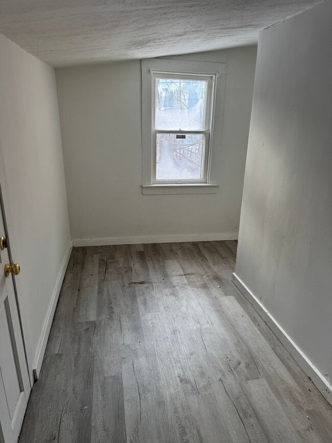 Building Photo - 2 bedroom 1 bath single family home. Freshly painted with new flooring .