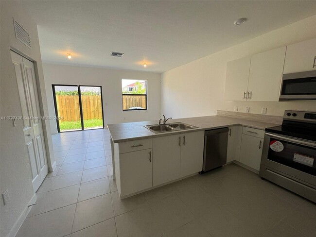 Foto del edificio - 875 NE 211th St