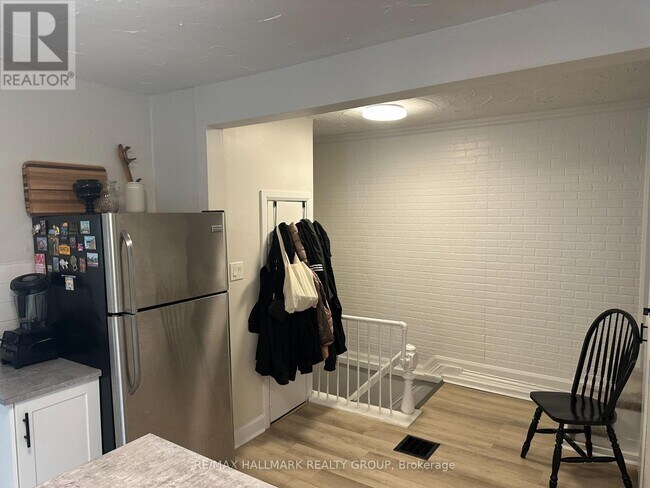 Photo du bâtiment - 943-943 Wellington St. W