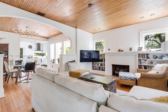 Foto del edificio - 655 NE 120th St