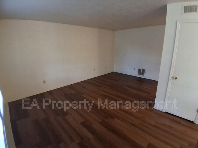 Foto del edificio - 12200 Candelaria Rd NE