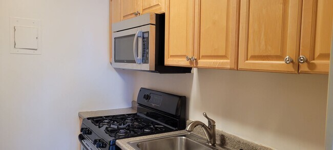 Foto del edificio - Top floor unit with a stunning open view! Walk to Longwood!