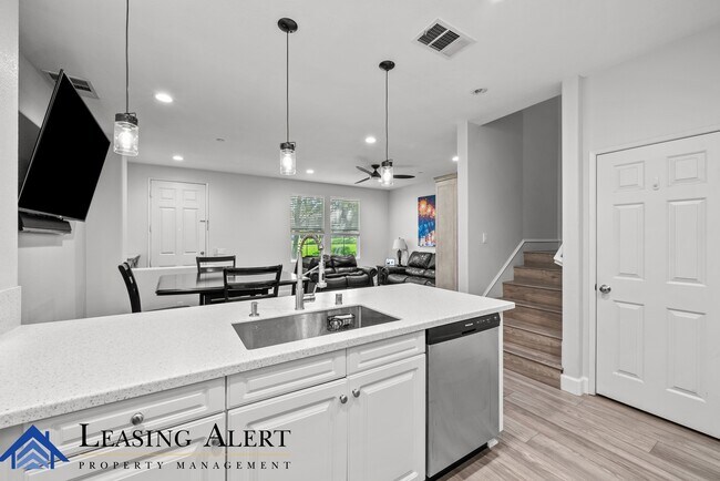Building Photo - 24057 Meadowbrook Ln