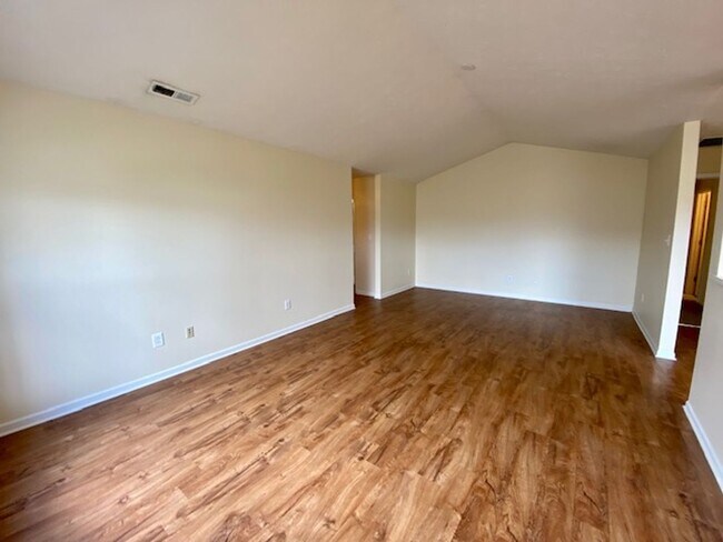 Foto del edificio - Great 3 Bedroom 2 Bathroom Large End Unit ...