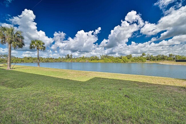 Foto del edificio - NOW AVAILABLE - Cozy Townhome w/ 1 Car Garage in Fort Myers!