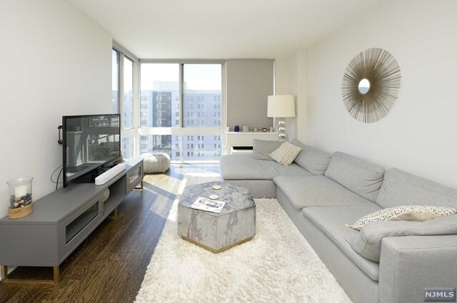 Building Photo - 1509 Hudson Terrace