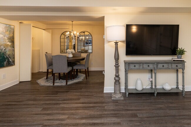 Sala de estar/comedor - Spring Hill Apartments & Townhomes