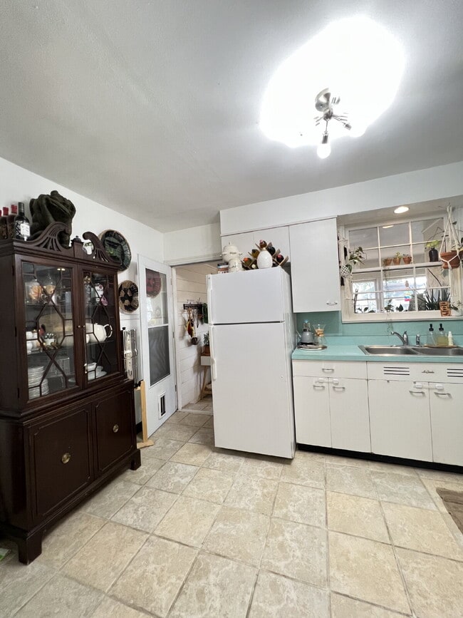 Foto del edificio - Charming 3-Bedroom Home with Sunroom Available for Summer 2026 Pre-Lease