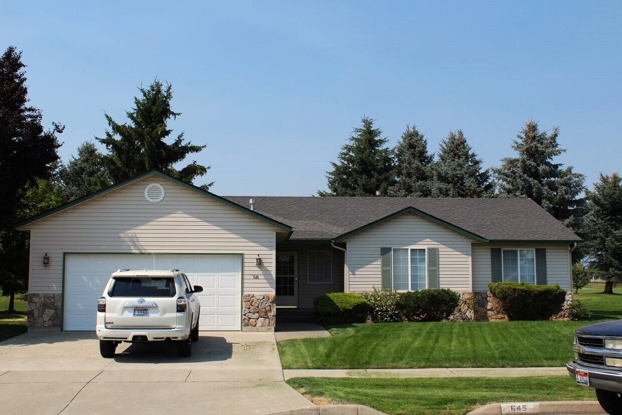 Primary Photo - Home in Post Falls!