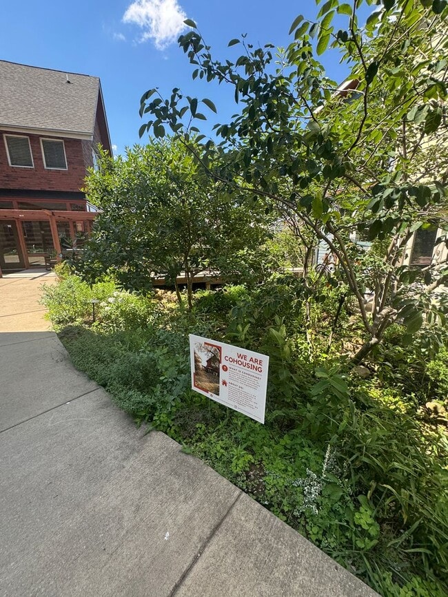 Foto del edificio - Beautiful 2 bed /1 bath condo in desirable Germantown - walking distance to coffee shops, restaur...