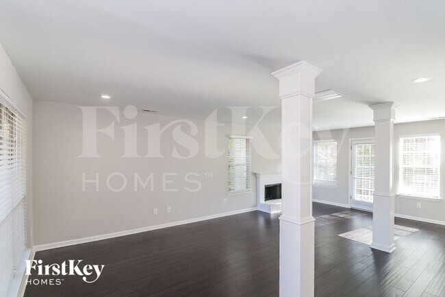 Foto del edificio - 5829 Millers Pond Ln