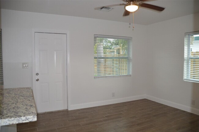 Foto del edificio - 823 NE 14th Ct