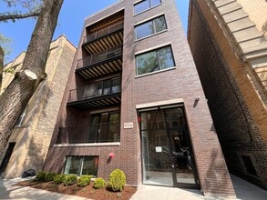 Building Photo - 904 W Dakin St
