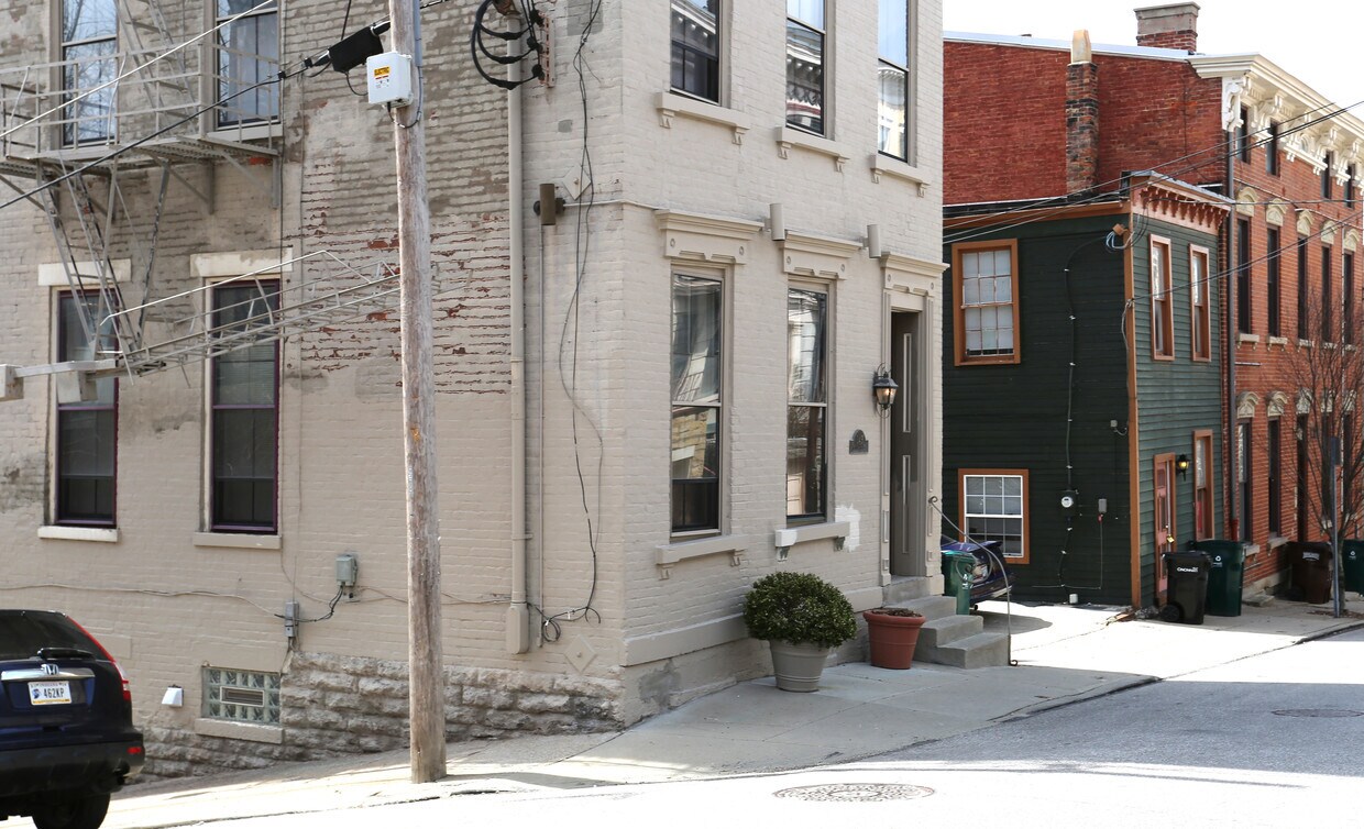 Building Photo - 345 Milton St