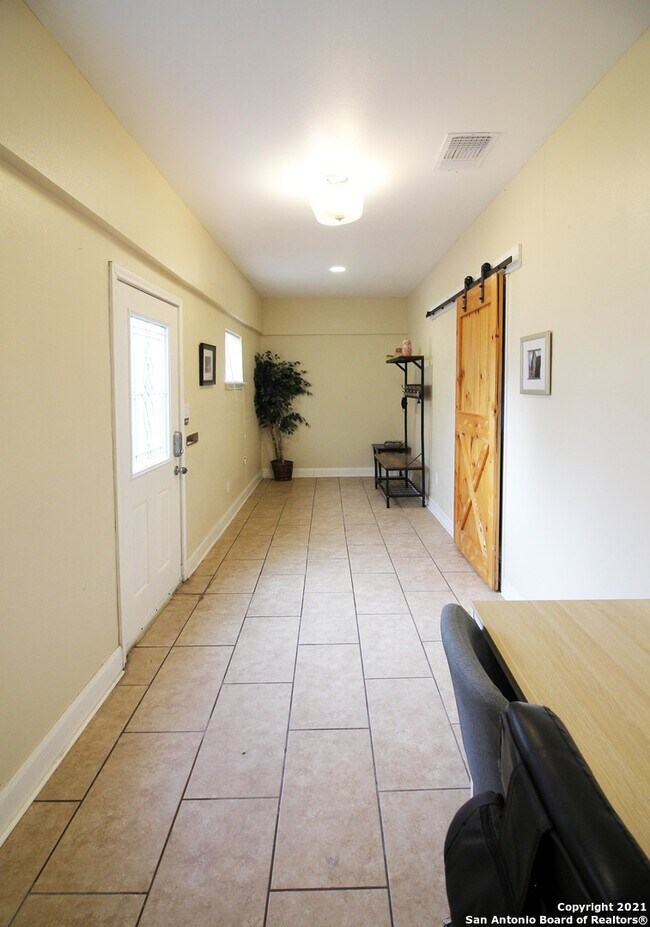 Foto del edificio - 335 East Southcross-