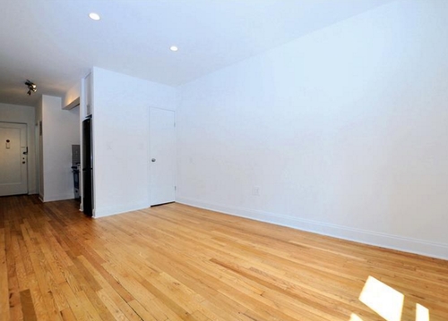 Building Photo - 332 W 23rd St