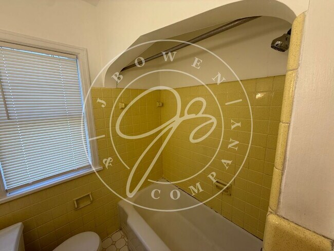 Foto del edificio - "Charming 3-4 Bed home with Hardwood floors close to the University Of Toledo