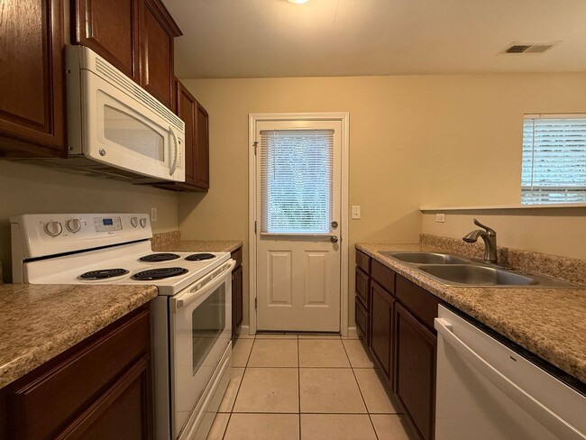 Building Photo - 290 Janet Ave