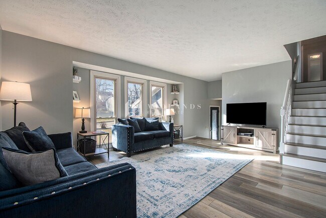 Building Photo - Large 5 bedroom home in Bellevue!