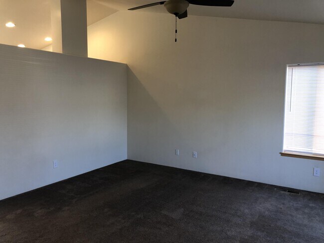 Building Photo - 821 Golden Park Dr