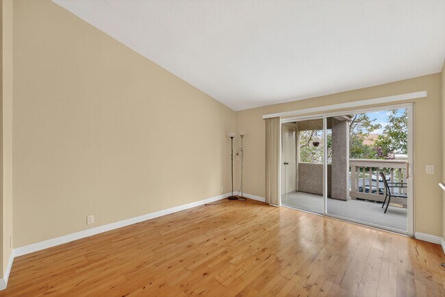 Foto del edificio - Gated Lake Forest Condo | Pool, Spa, Washer/Dryer & 3 Parking Spaces
