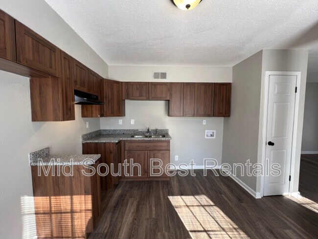 Foto del edificio - 704 Hazelwood Rd