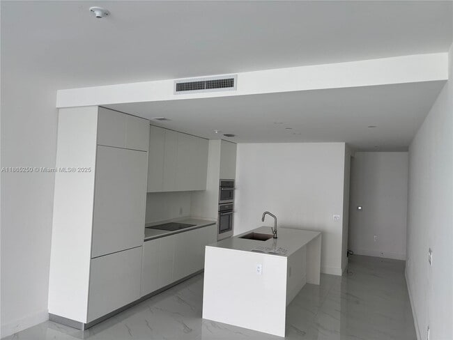 Foto del edificio - 700 NE 24th St