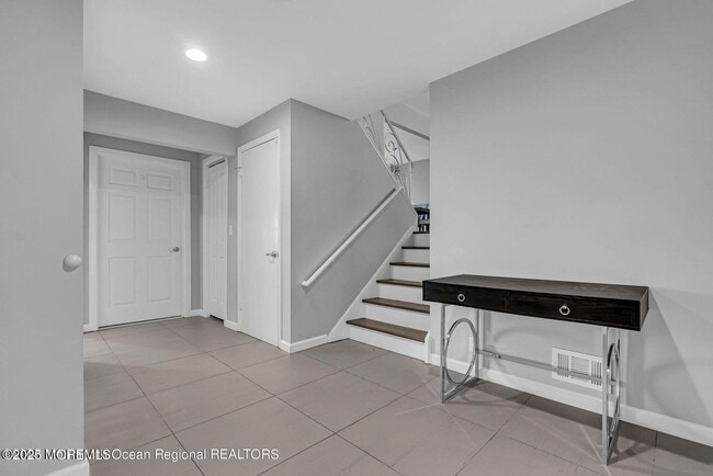Building Photo - 17 Roslyn Dr