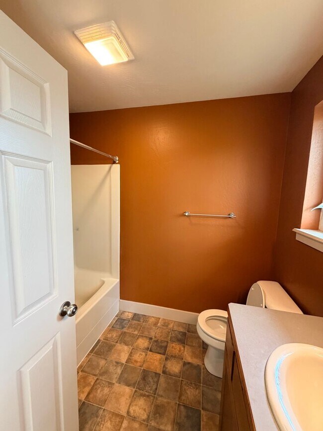 Foto del edificio - Beautiful West Side Townhome- Ready for Move In